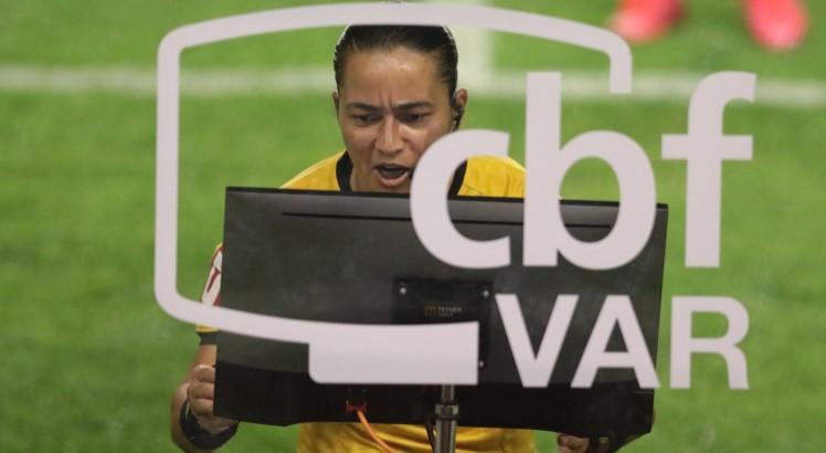 Edina Alves é destaque na arbitragem brasileira. Foto: Alexandre Gondim/JC Imagem