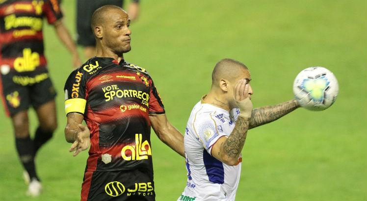 Patric jogou improvisado no ataque no duelo entre Sport e Fortaleza. Foto: Alexandre Gondim/JC Imagem