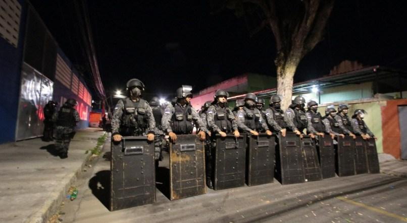 Polícia Militar fez um isolamento nos arredores do Arruda. Foto: Alexandre Gondim/JC Imagem