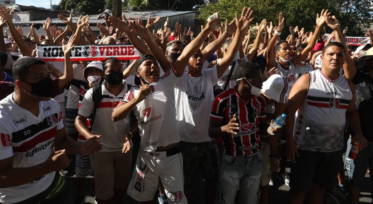 
Torcida Tricolor se aglomerou no entorno do estádio do Arruda. 