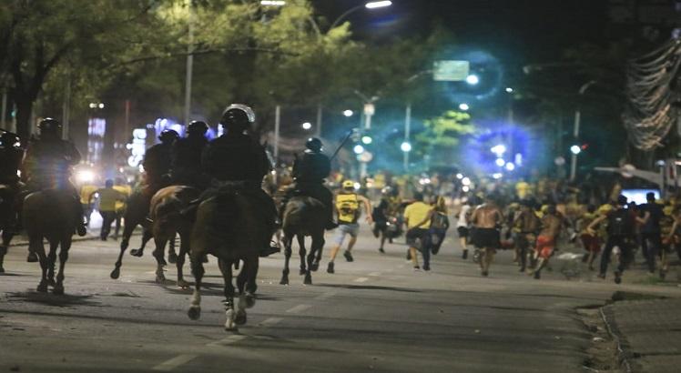 Batalhão de Choque foi acionado para dispersar torcida organizada do Sport. Foto: Wesley D'Almeida/ @wesleydalmeidafotografo
