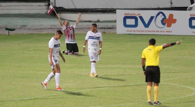Pipico marcou o primeiro gol do Santa Cruz no Pernambucano 2021. 
Foto: Alexandre Gondim/JC Imagem