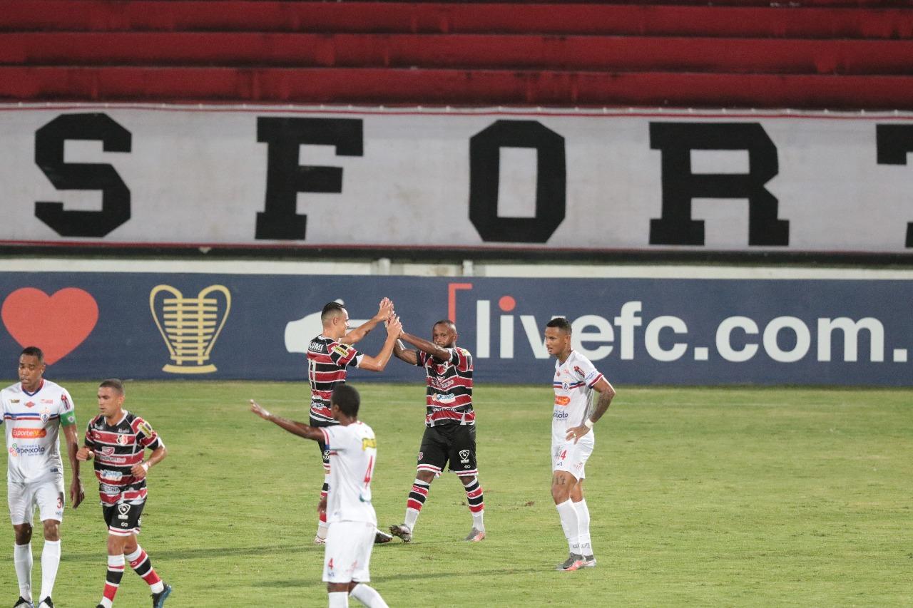 Chiquinho marcou o primeiro gol da vitória do Santa Cruz sobre o Itabaiana. Foto: Alexandre Gondim/JC Imagem 
