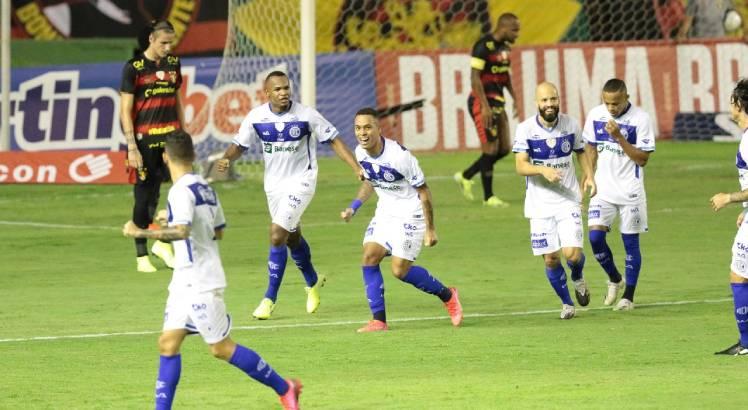 Bruninho, ex-Sport, marcou o gol da vitória do Confiança. Foto: Alexandre Gondim/JC Imagem