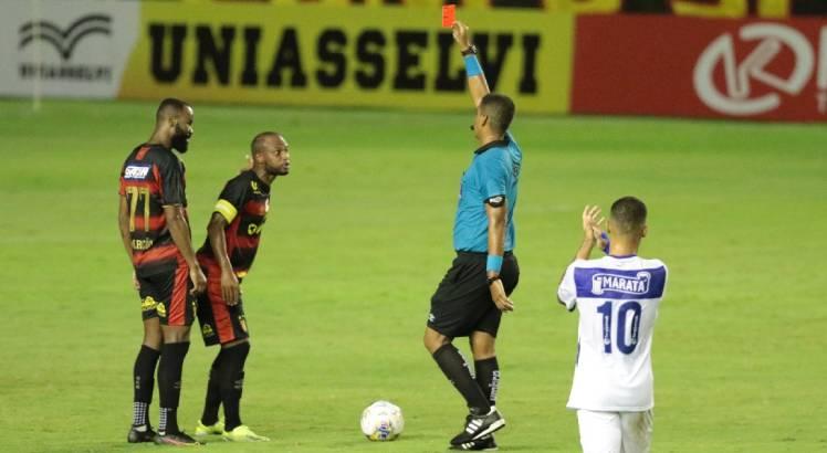 Ronaldo Henrique foi expulso no primeiro tempo. Foto: Alexandre Gondim/JC Imagem