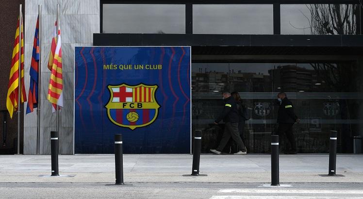 Policiais entram nos escritórios do Barcelona Football Club, em 01 de março de 2021, em Barcelona, durante uma operação policial dentro do prédio. Foto: Lluis Gene/AFP)