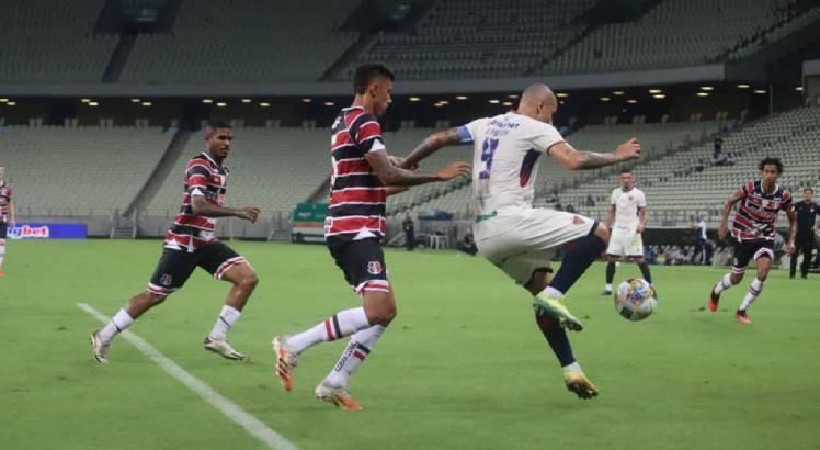 Júnior Sergipano deve jogar ao lado de Célio Santos na zaga. Foto: KARIM GEORGES/FORTALEZA EC
