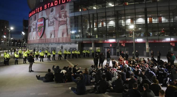 Torcida do Arsenal realizou protesto do lado de fora de fora do estádio antes de nova derrota na temporada. Foto: AFP