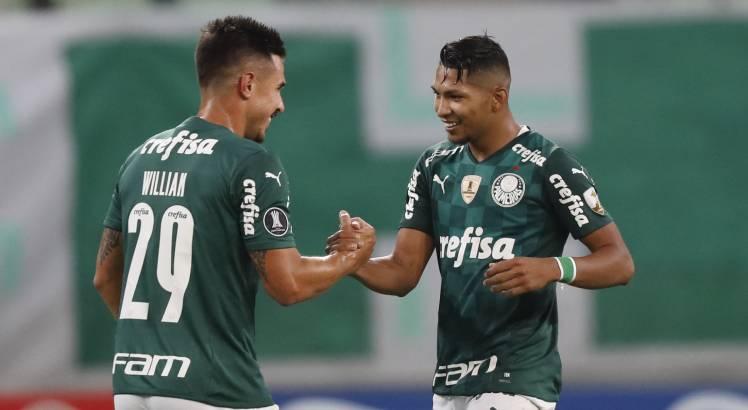 Rony (D) marcou dois gols na vitória do Palmeiras. Foto: AFP