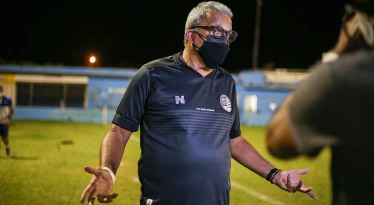 Apesar de invencibilidade e liderança da sua equipe, Hélio está de olho também no rendimento dos adversários. Foto: Tiago Caldas/CNC
