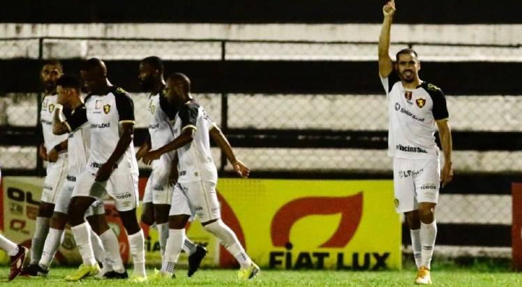 Thiago Lopes abriu o placar para o Sport em Caruaru. Foto: Anderson Stevens/Sport