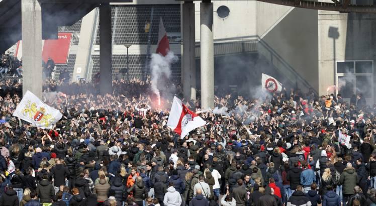 Mesmo com a pandemia, torcedores do Ajax promoveram aglomeração para comemorar título. Foto: AFP
