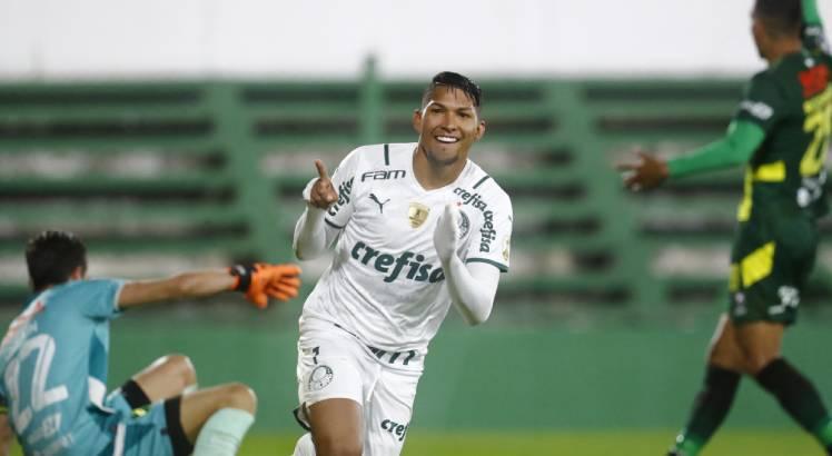 Rony marcou os dois gols da vitória do clube paulista. Foto: AFP