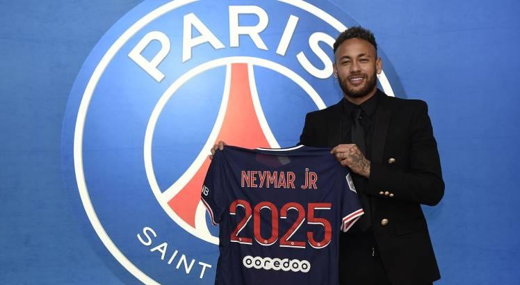 Neymar renovou contrato com o PSG, no sábado, até o ano de 2025. Foto: Reprodução/Twitter