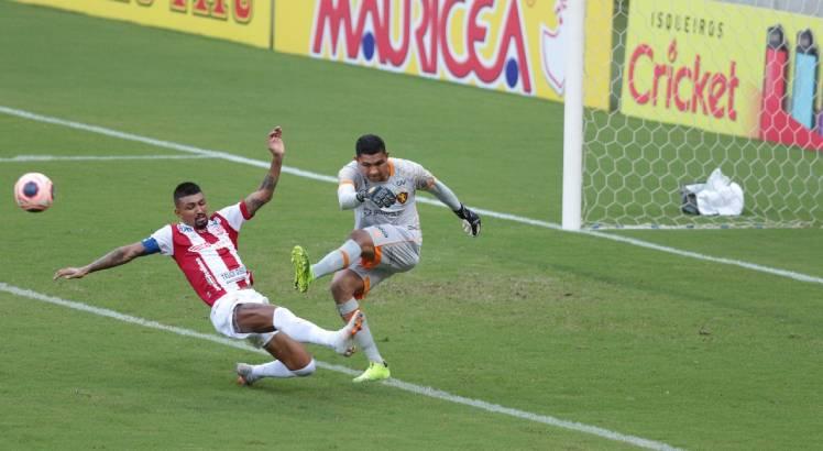 Mailson livrou o Sport de uma derrota no primeiro jogo da final do Pernambucano. Foto: Alexandre Gondim/JC Imagem