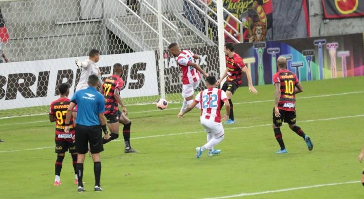 Primeiro jogo da final foi marcado por polêmica em gol anulado para o Náutico. Foto: Alexandre Gondim/JC Imagem