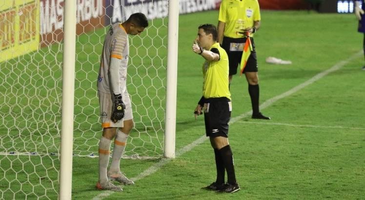 Colocação de mão e bola de futebol no campo para penalidade de cobrança de  falta ou gol em treinamento de jogo ou partida futebol feminino e grama ao  ar livre no verão para exercícios físicos e exercícios em esportes para o  bem-estar