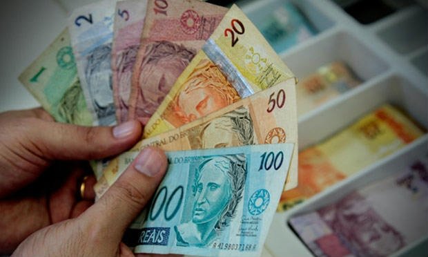 Não sabe o que fazer com o 13º salário? Confira dicas de economistas