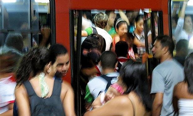 Um mês após morte de estudante que caiu de ônibus, nada mudou para os passageiros
