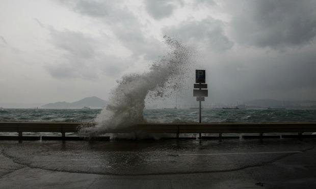 Hong Kong fica paralisada antes da passagem do tufão Haima