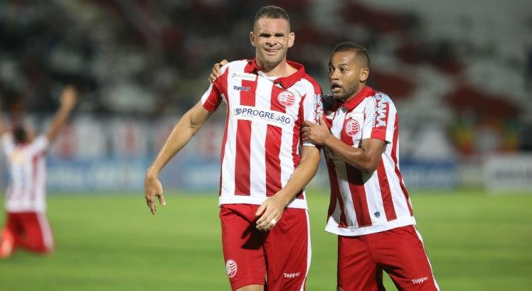 Lelê e Wallace Pernambucano com a camisa do Náutico, clube que defenderam juntos. (Foto: JC Imagem)