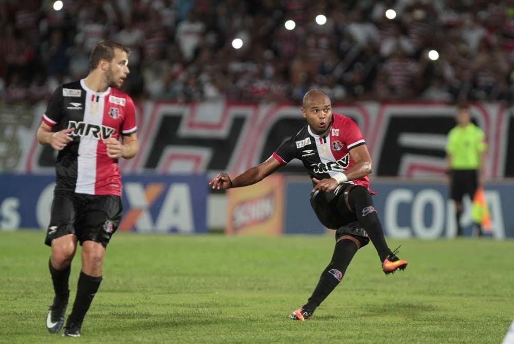 Duelo entre Santa Cruz e Itabaiana no Estádio do Arruda, em 2017, pela pré-Copa do Nordeste. (Foto: Alexandre Gondim/JC Imagem)