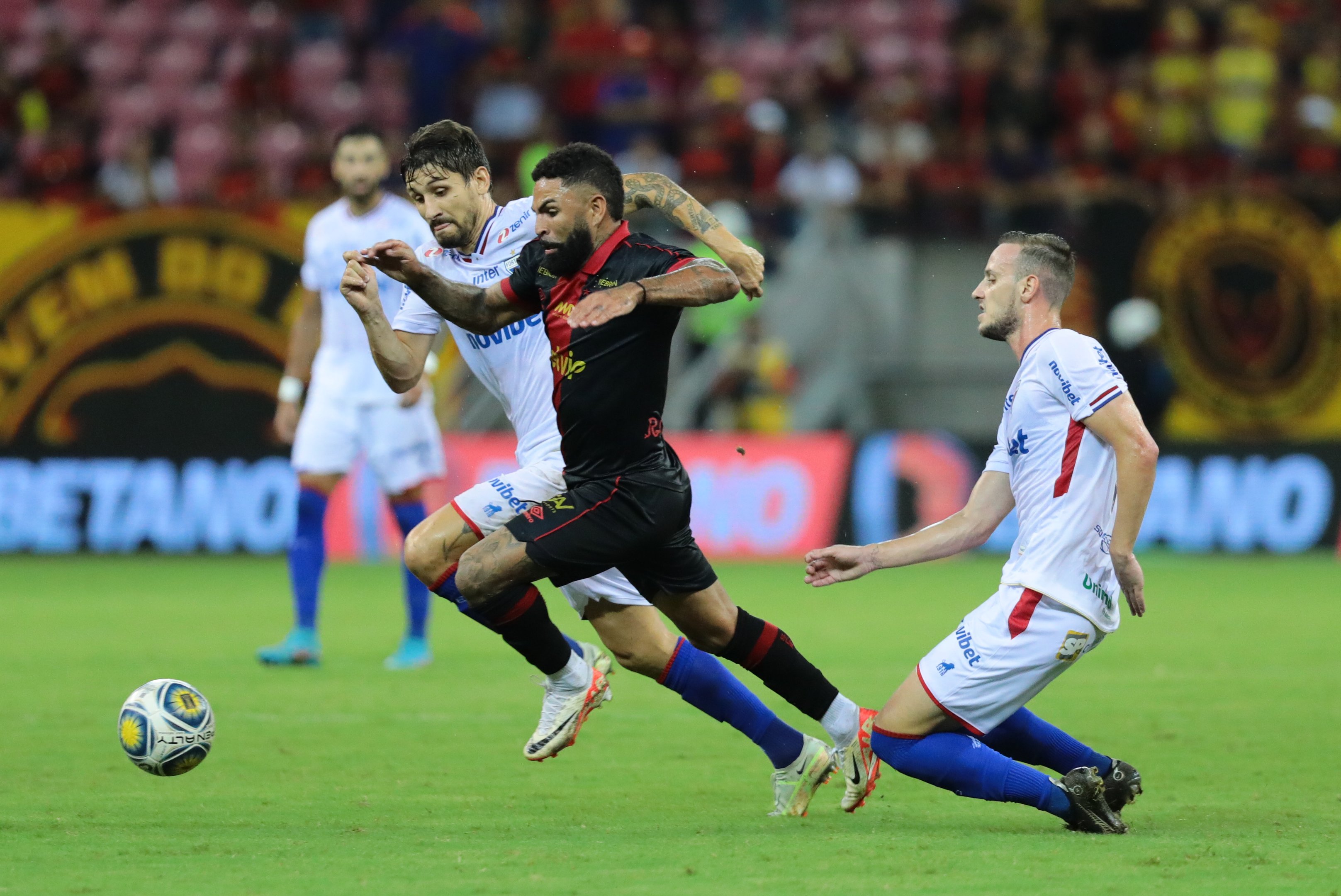 Jogadores do Sport e Fortaleza disputando jogada