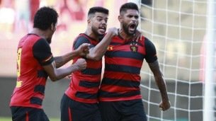 Luan comemora gol marcado com a camisa do Sport
