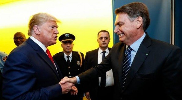 Trump acusa Brasil de promover 'caça às bruxas' contra Bolsonaro, que celebra defesa feita pelo norte-americano