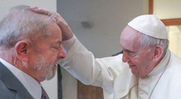 Papa Francisco afirma que julgamento que levou Lula à prisão iniciou com "fake news"