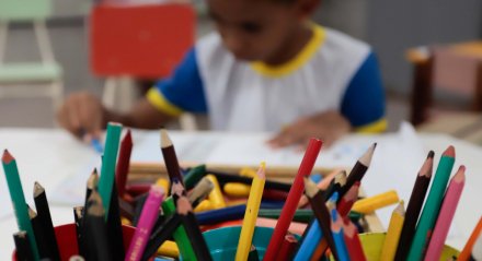 Vinícius Vieira da Silva, 7 anos, estudante.
escola municipal do Recife, desenho, criança, lápis de cor, infância, pintar, sala de aula