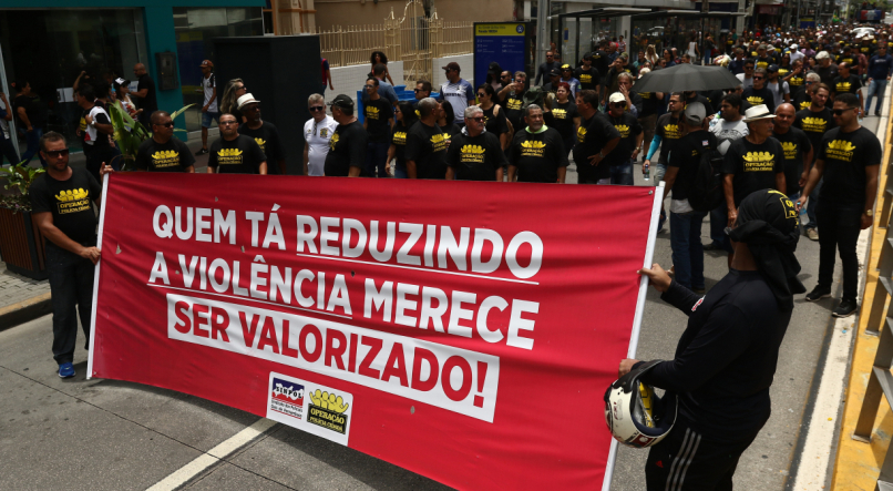 Policiai de Pernambuco protestam por melhores sal&aacute;rios