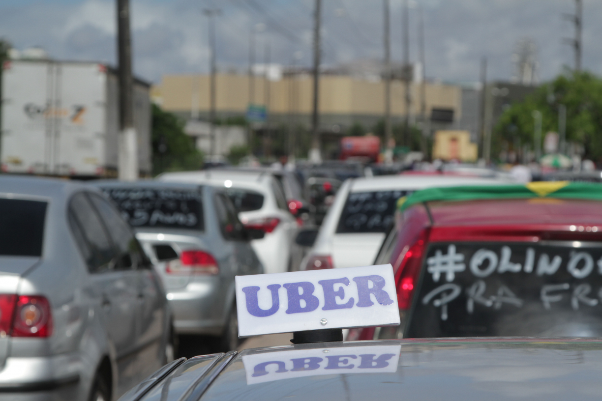 Sancionada lei que amplia idade da frota dos aplicativos de transporte, como Uber e 99, no Recife