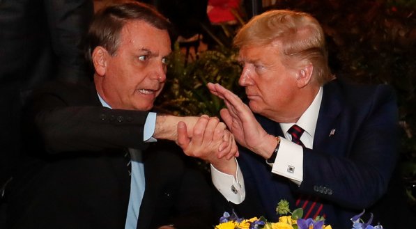 Bolsonaro reage a tarifa de Trump com citação bíblica para criticar Lula