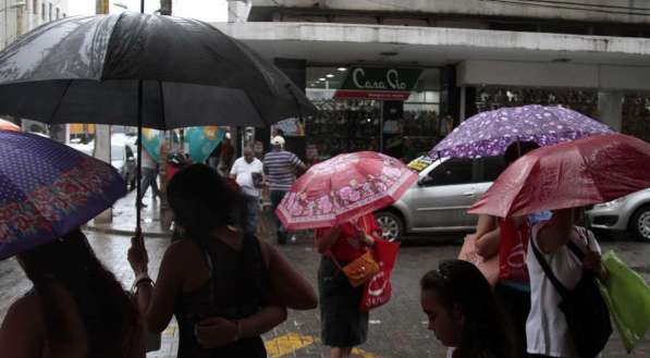Chuvas no centro do Recife, guarda chuva, ponte