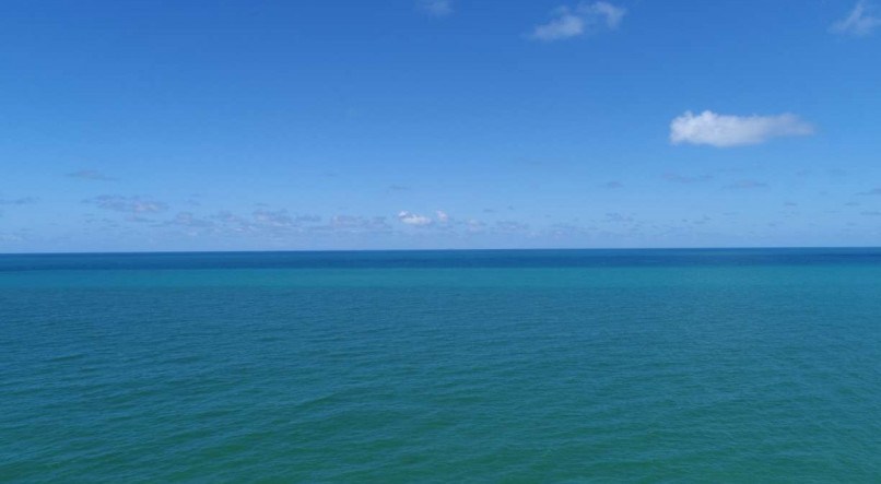 Mar verde e c&eacute;u azul. Linha do horizonte no mar. Praia de Boa Viagem. Vista a&eacute;rea do mar de Boa Viagem. Oceano Atl&acirc;ntico