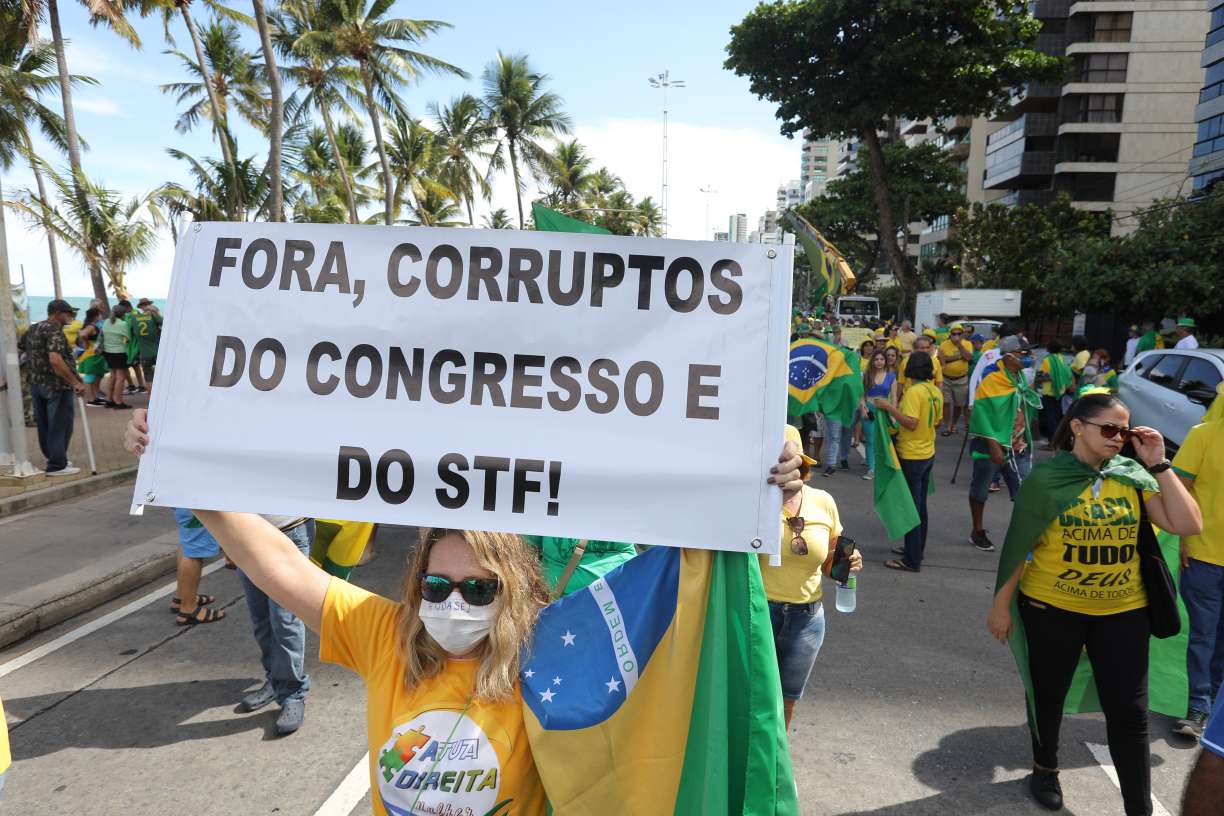 Filhos de Bolsonaro alfinetam Paulo Câmara por prisão de ...