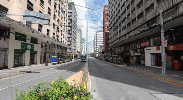 O principal corredor de &ocirc;nibus do Centro do Recife, a Avenida Conde da Boa Vista, est&aacute; vazia nesses dias de coronav&iacute;rus.