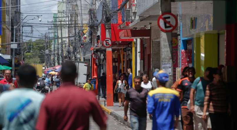 A iniciativa conta com cartazes, faixas nas ruas e uma bandinha, que circulou por ruas centrais da capital pernambucana