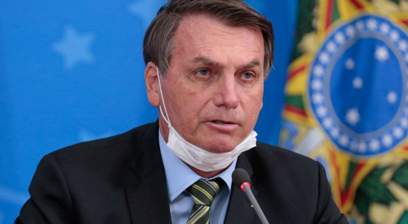 Presidente Jair Bolsonaro (sem partido) com m&aacute;scara no queixo
