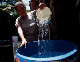 Racionamento de água em bairros de periferia do Recife dificulta o combate ao Coronavírus. População carente precisa de água para higiene pessoal, mas passa até 5 dias sem abastecimento.

