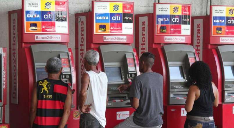 SETEMBRO Brasileiros sacaram R$ 5,9 bilhões a mais do que depositaram