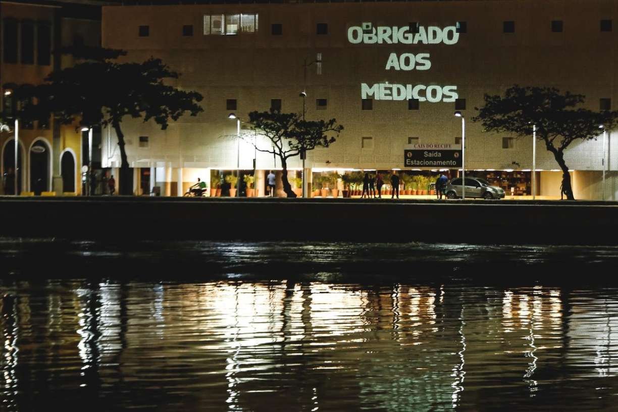 No Recife, quem vem comandando as projeções é o artista visual Mozart Santos Divulgação