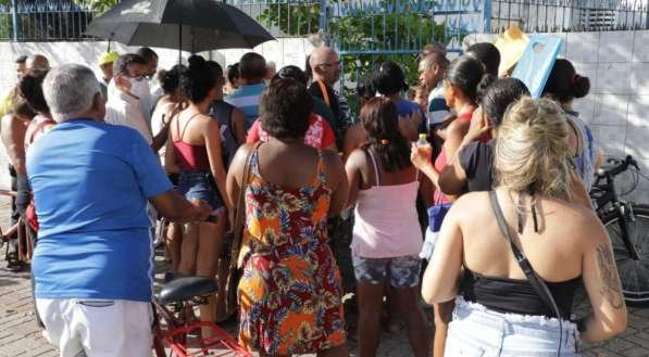 Auxílio de R$ 600: para se inscrever no CadÚnico, grupo se aglomera em frente a Cras no Recife; governo lança aplicativo nesta terça