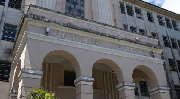 No Recife, técnicos de enfermagem do Hospital Getúlio Vargas reclamam de atraso no pagamento de plantões 