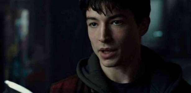 Ator Ezra Miller, o Flash, é acusado de enforcar fã; veja o vídeo