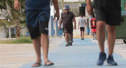 Orla da praia de Candeias em Jaboatão dos Guararapes, Pernambuco. Calçadão na beira mar de Candeias. Pessoas fazendo exercício físico durante a pandemia do novo coronavirus. Brasil.
