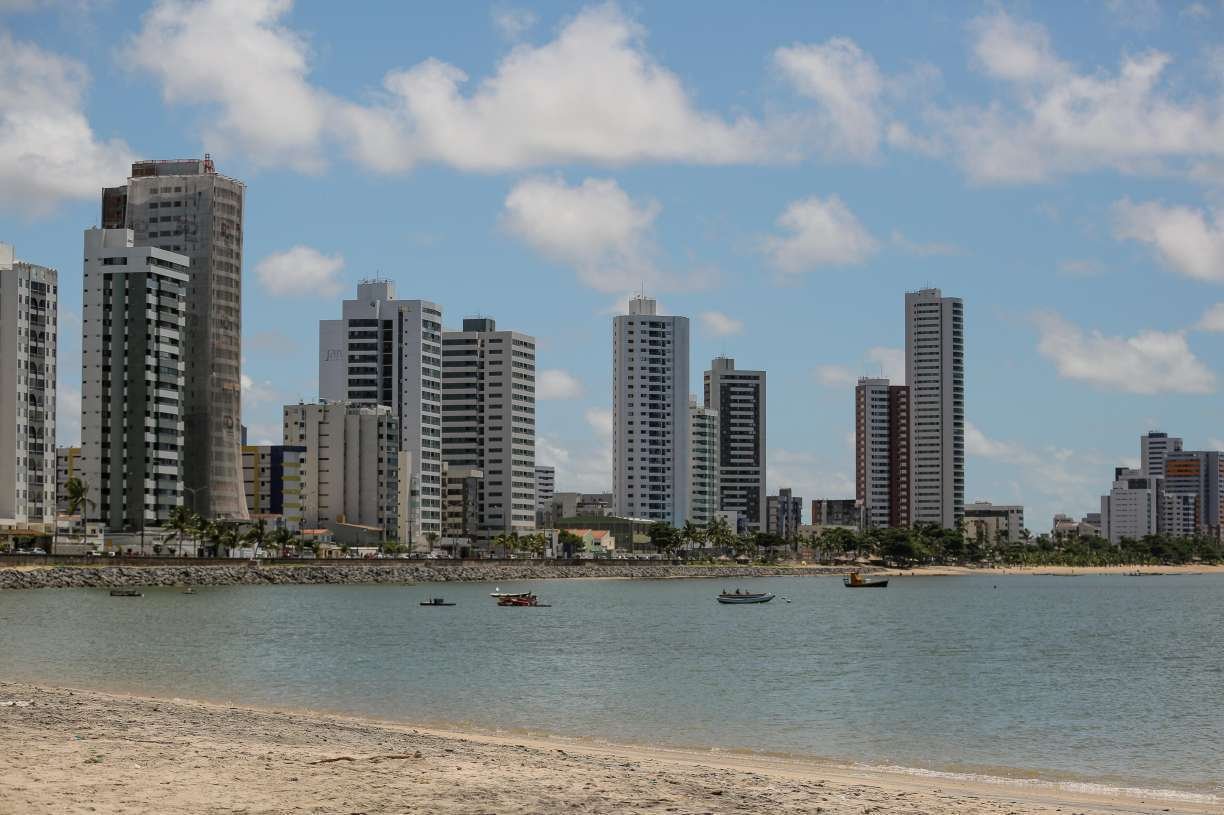 Movimenta&ccedil;&atilde;o na praia de Olinda no feriado de p&aacute;scoa, durante a quarentena devido a pandemia do coronav&iacute;rus 