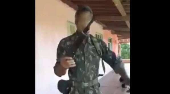 Carlos Bolsonaro publica vídeo de homem que promete matar Jair Bolsonaro