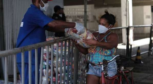 Beneficiários do Bolsa Família vão ao Estádio do Arruda, no Recife, para receber cestas básicas